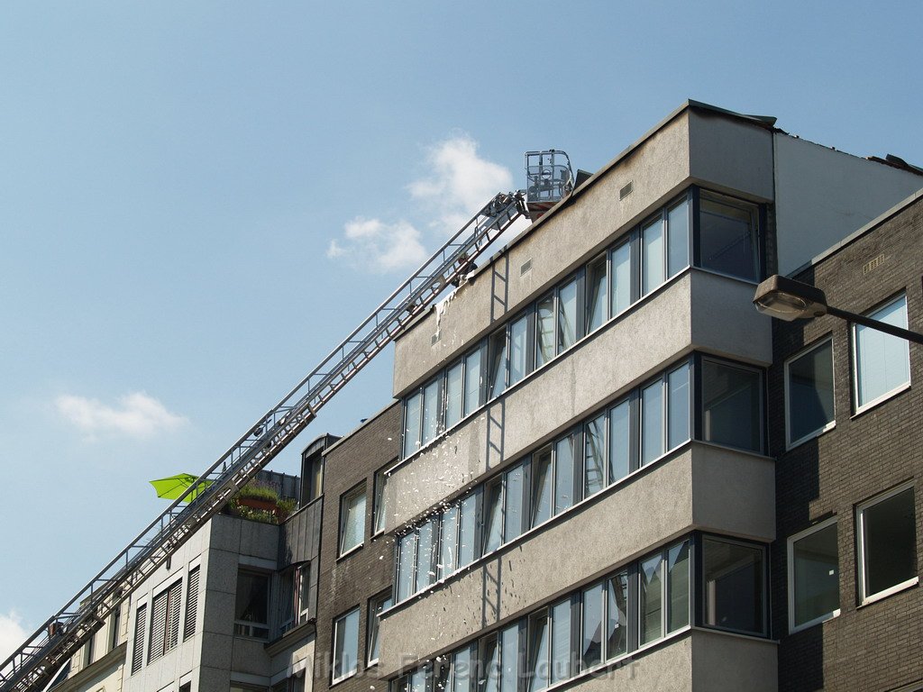 Brand Flachdach Koeln Agnesviertel  Huelchratherstr   P080.JPG